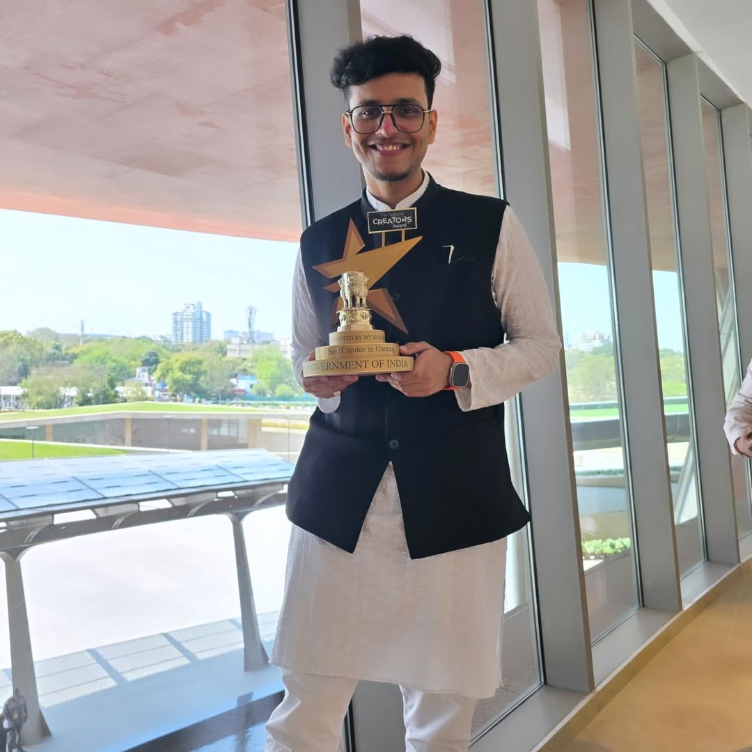 Nischay Malhan receiving National Creator Award
